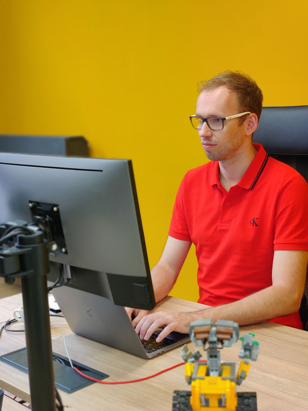 Un coworker qui fait semblant de travailler pour la photo