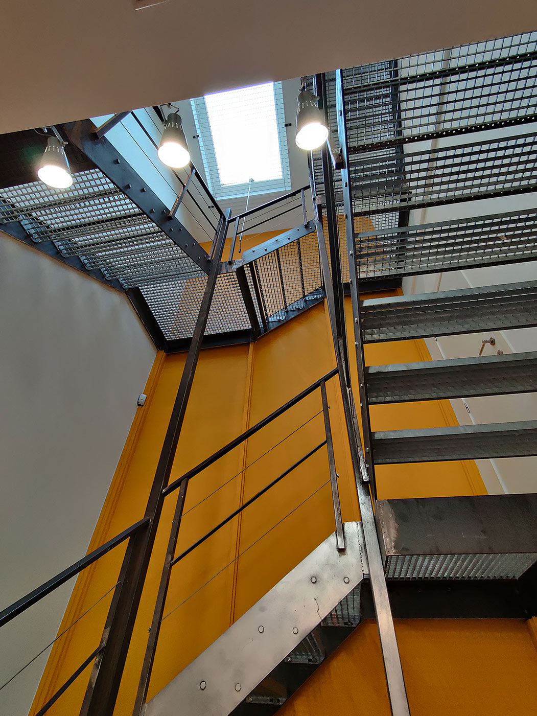 Des escaliers ainsi que plusieurs sources de lumière sont fournis dans le package de base